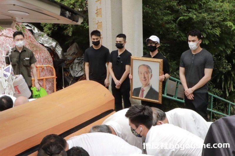 澳门赌王何鸿燊30日下葬 家族全员细雨送灵4儿捧照
澳门赌王何鸿燊30日下葬 家族全员细雨送灵4儿捧照
