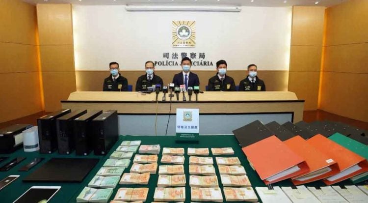 澳门司警证实周姓男商人为因涉嫌洗黑钱及非法博彩等被拘捕之十一人之一
澳门司警证实周姓男商人为因涉嫌洗黑钱及非法博彩等被拘捕之十一人之一