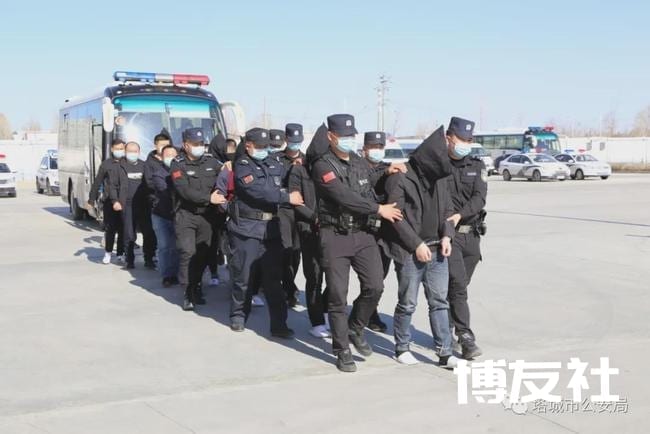 大快人心!新疆公安局破获特大网络赌博案……
大快人心!新疆公安局破获特大网络赌博案……