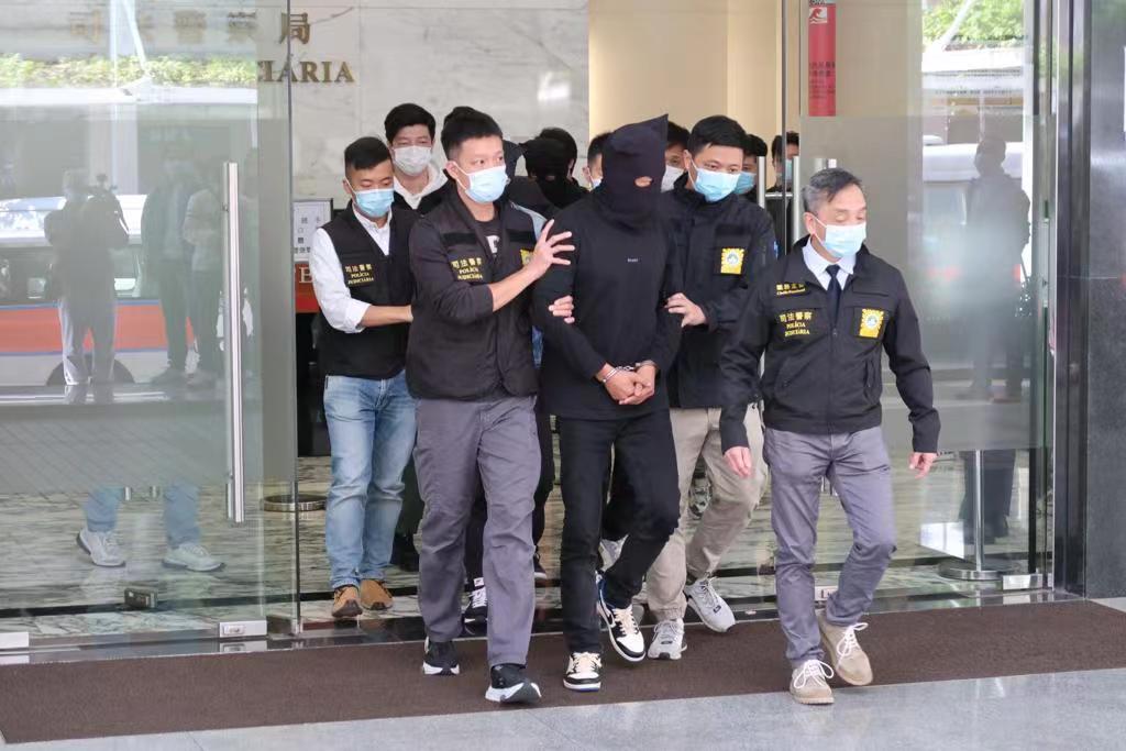 澳门司警证实周姓男商人为因涉嫌洗黑钱及非法博彩等被拘捕之十一人之一
澳门司警证实周姓男商人为因涉嫌洗黑钱及非法博彩等被拘捕之十一人之一