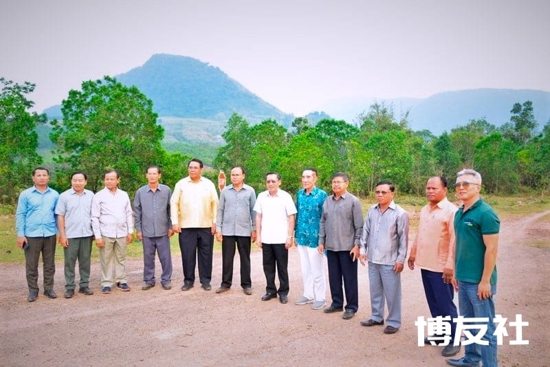 寻找洗白投资机会? 金三角赌王赵伟访老挝南部
寻找洗白投资机会? 金三角赌王赵伟访老挝南部