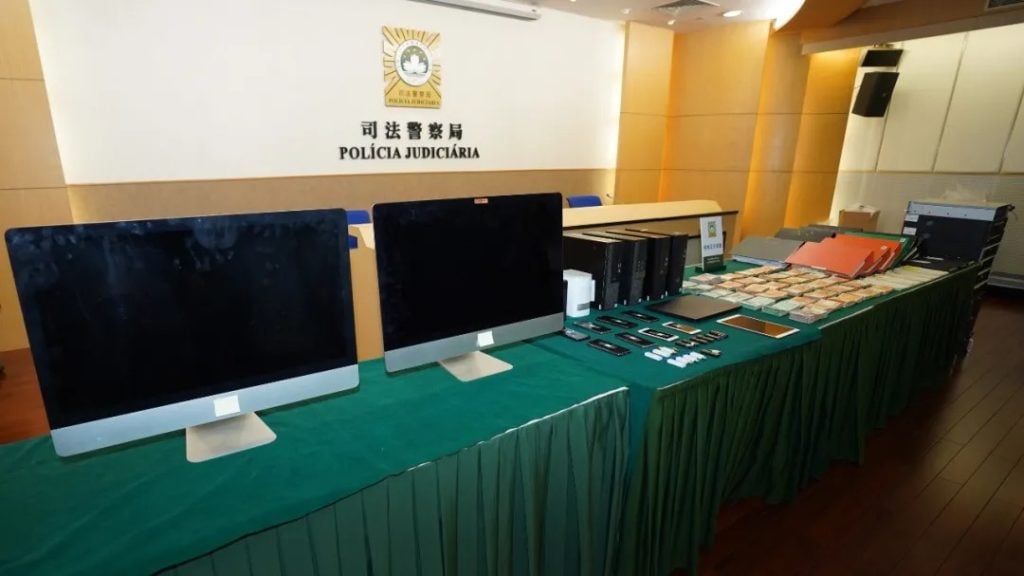 澳门司警证实周姓男商人为因涉嫌洗黑钱及非法博彩等被拘捕之十一人之一
澳门司警证实周姓男商人为因涉嫌洗黑钱及非法博彩等被拘捕之十一人之一