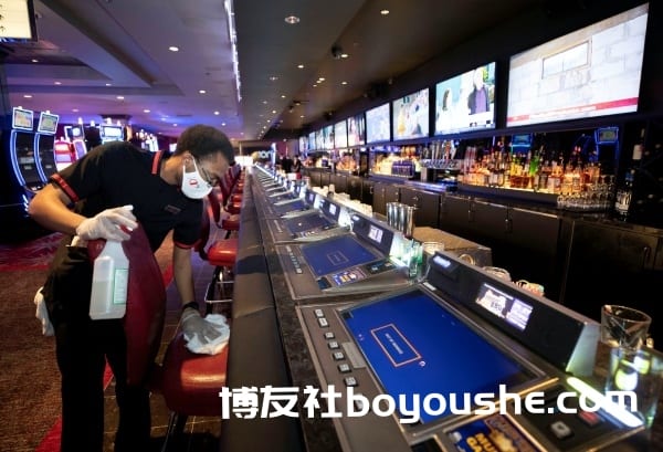 拉斯维加斯赌场重启运营 缺工问题打击经济复苏?
拉斯维加斯赌场重启运营 缺工问题打击经济复苏?