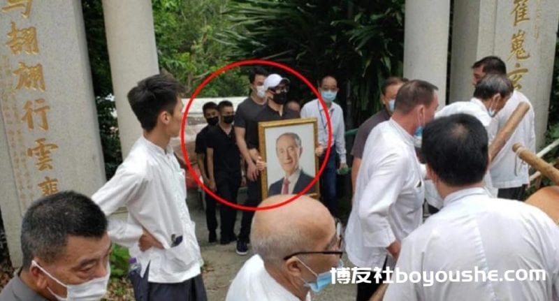 澳门赌王何鸿燊30日下葬 家族全员细雨送灵4儿捧照
澳门赌王何鸿燊30日下葬 家族全员细雨送灵4儿捧照