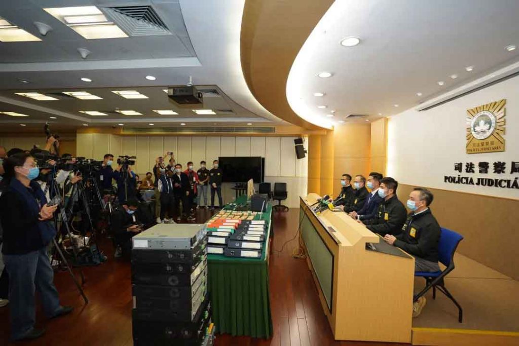 澳门司警证实周姓男商人为因涉嫌洗黑钱及非法博彩等被拘捕之十一人之一
澳门司警证实周姓男商人为因涉嫌洗黑钱及非法博彩等被拘捕之十一人之一